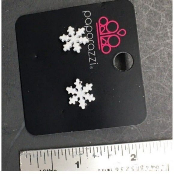 Snowflake Stud Pierced Earrings Sparkle Snow White - Picture 3 of 3